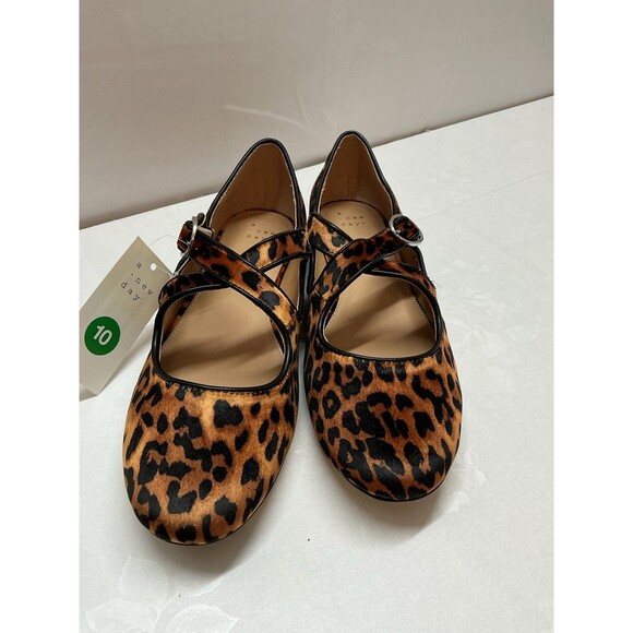 Universal Thread Shoes - Universal tread shoes  size 10
